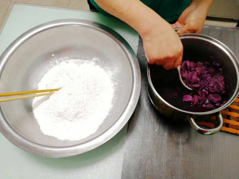 第1步(紫薯糯米饼的做法)