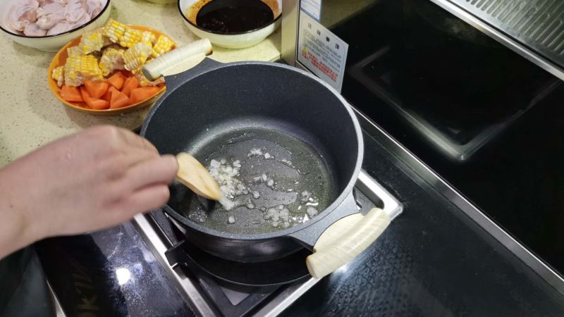 第3步(玉米土豆鸡翅煲的做法)