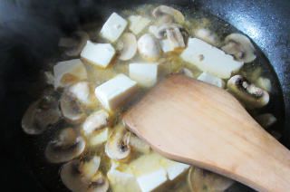 第7步(榨菜丝蘑菇豆腐汤的做法)