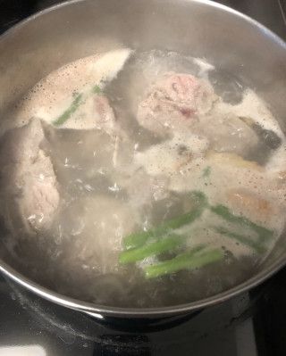 第2步(韩国料理之土豆猪骨汤的做法)