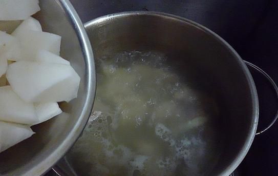 第7步(萝卜排骨汤的做法)