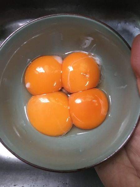 第2步(剩蛋黄、剩蛋清的保存的做法)