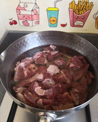 第1步(红烧牛肉炖土豆的做法)