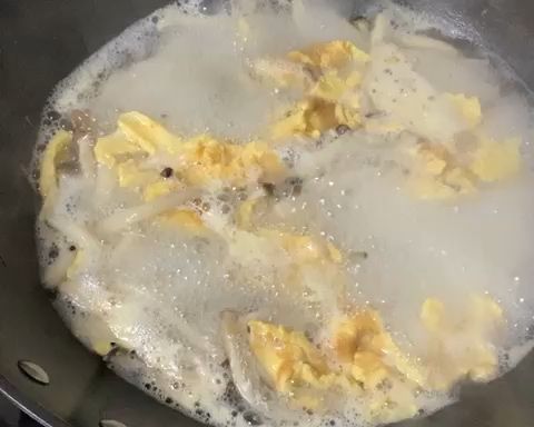 第3步(减脂晚餐蘑菇紫菜鸡蛋汤的做法)