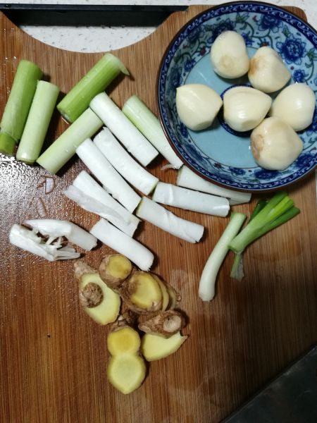 第3步(土豆烧肥肠的做法)