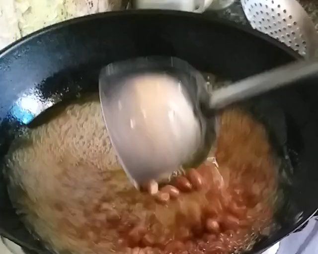 第5步(油炸豆瓣花生米的做法)