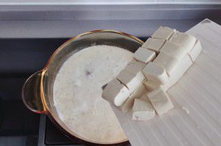 第8步(汤鲜味美的豆浆火锅的做法)