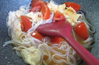 第11步(鸭蛋西红柿米粉的做法)