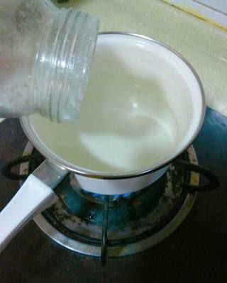 第3步(消夏饮品：蝶豆花蜂蜜牛奶的做法)