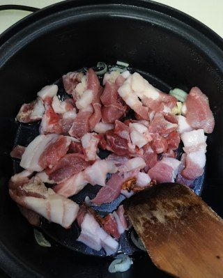 第2步(猪肉酸菜的做法)