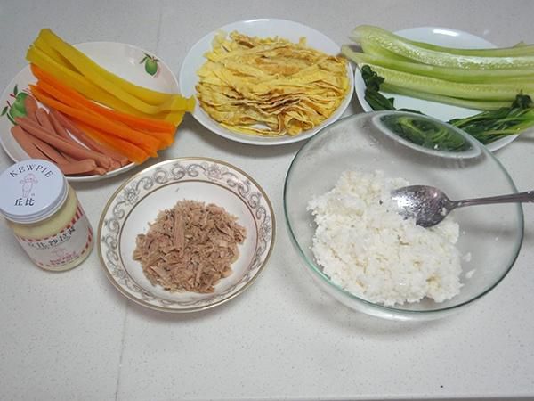 第7步(金枪鱼紫菜包饭的做法)