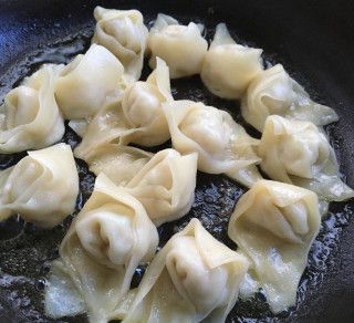 香煎雞肉餛飩的做法_菜譜大雜燴