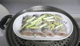 第5步(清蒸带鱼&香浓带鱼汤的做法)