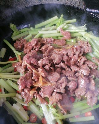 第5步(芹菜炒牛肉的做法)