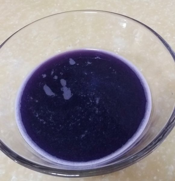 紫甘蓝汁和面图片
