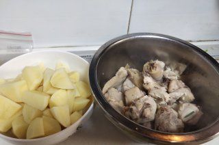 第2步(土豆炖鸡肉的做法)