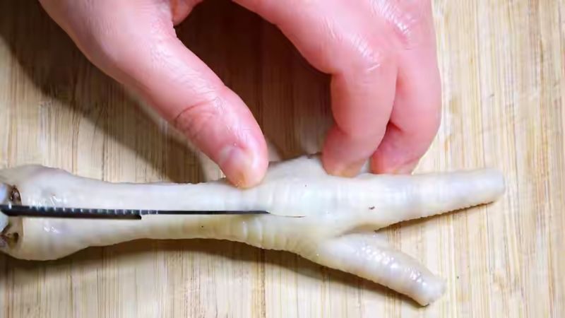 第8步(鸡爪去骨新方法一根牙签就搞定简单快速完整又美味的《柠檬鸡爪