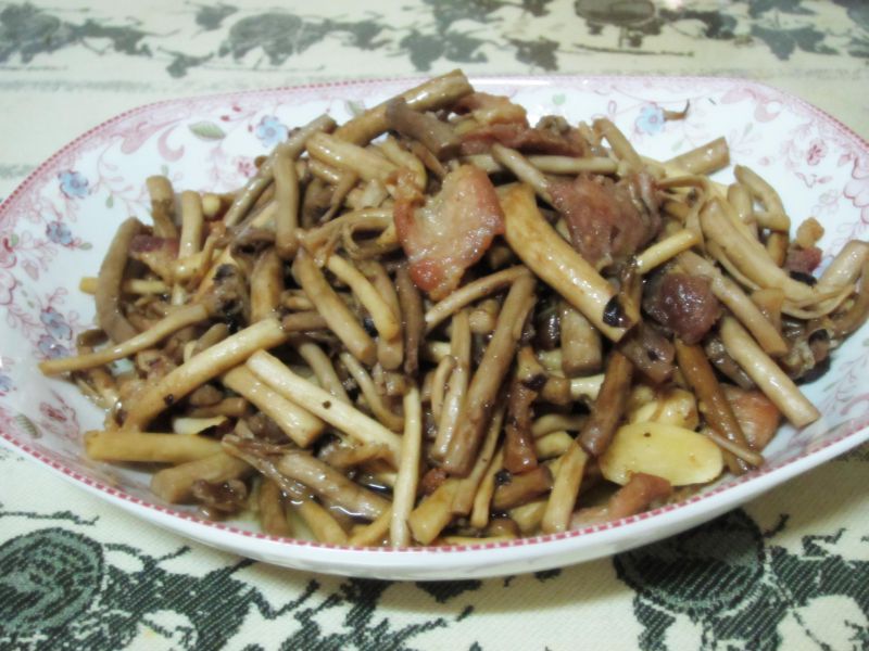 茶树菇小炒肉成品图