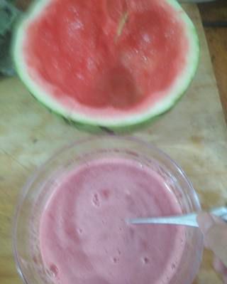第1步(西瓜牛奶草莓冰沙的做法)