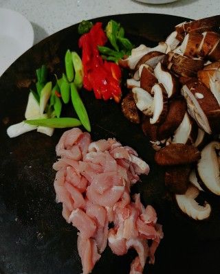 第2步(香菇炒肉的做法)
