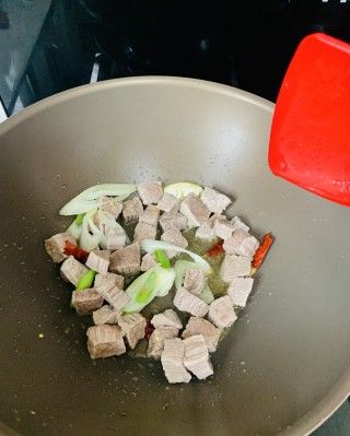 第3步(咖喱牛肉炖土豆的做法)