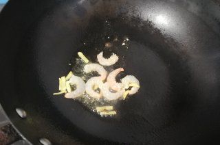 第3步(虾仁蘑菇豆腐汤的做法)