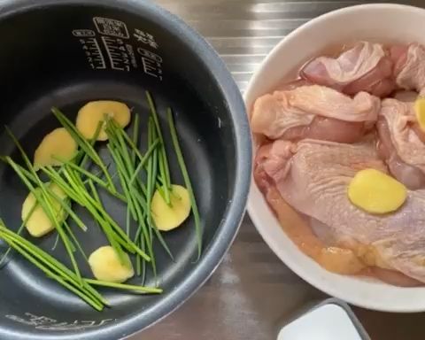 第4步(电饭锅盐焗鸡的做法)