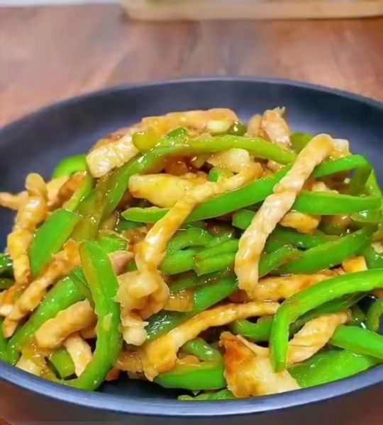 第11步(五分钟的国民菜～青椒土豆丝，米饭吃三碗的做法)