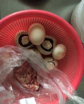 第1步(蘑菇瘦肉汤的做法)