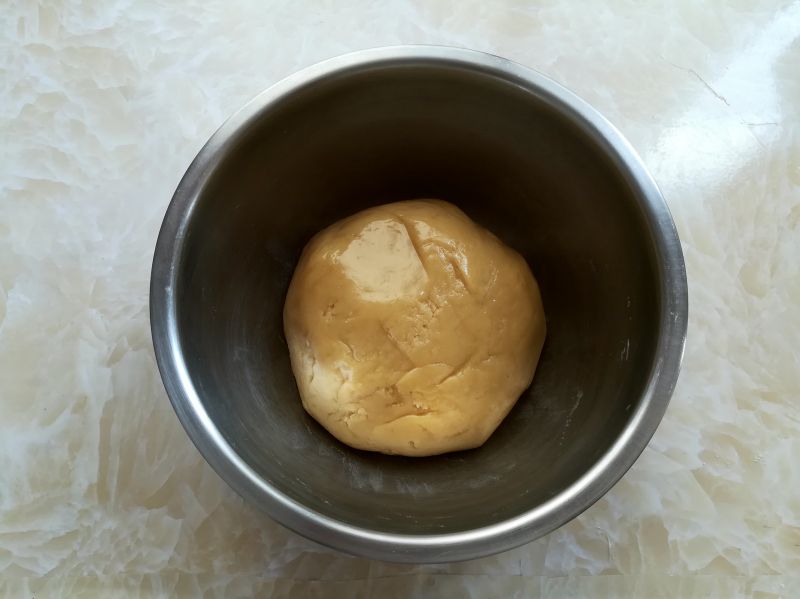 第4步(白莲蓉蛋黄月饼的做法)