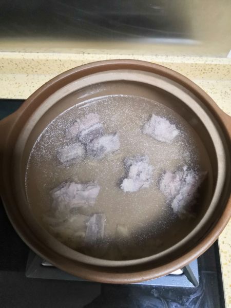 第4步(潮汕鲜虾排骨瑶柱西红柿砂锅粥的做法)
