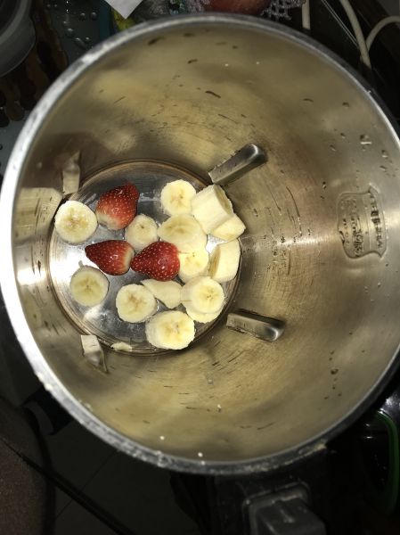 第1步(香蕉草莓奶昔的做法)