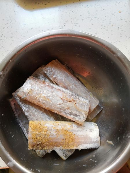 第1步(【少油少盐】儿童糖醋带鱼的做法)