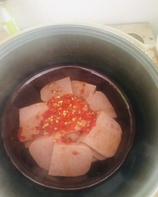第5步(电饭锅美食-剁椒蒸午餐肉的做法)