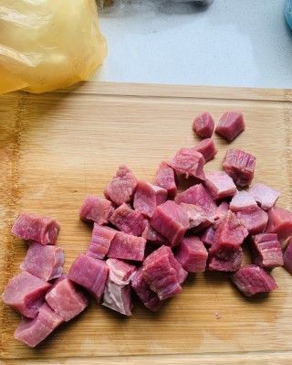 第1步(咖喱牛肉炖土豆的做法)