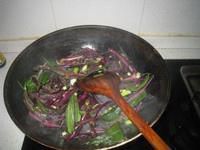 第4步(肉干炒紫菜苔的做法)
