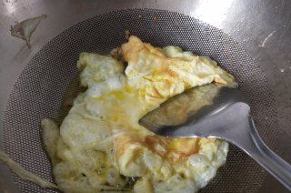 第2步(秋葵炒鸡蛋的做法)