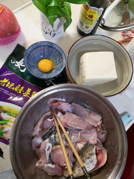 第1步(冬日快手酸菜鱼炖豆腐的做法)