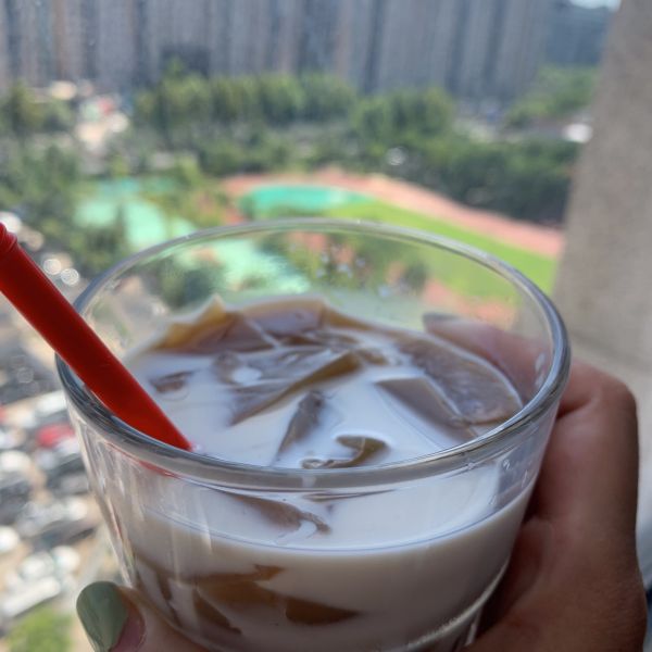 夏日饮品：咖啡冻奶茶成品图
