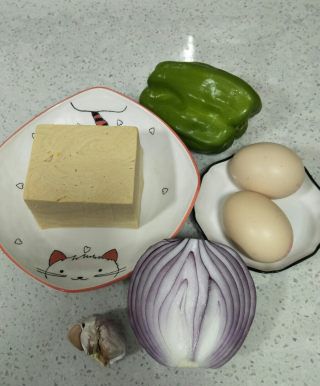 第1步(五香豆腐炒洋葱的做法)