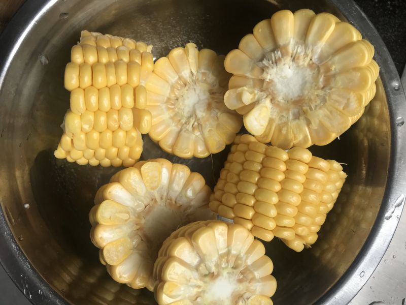 第4步(玉米排骨汤的做法)
