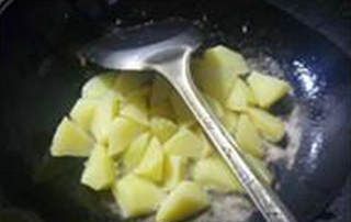 第5步(南乳汁土豆块的做法)