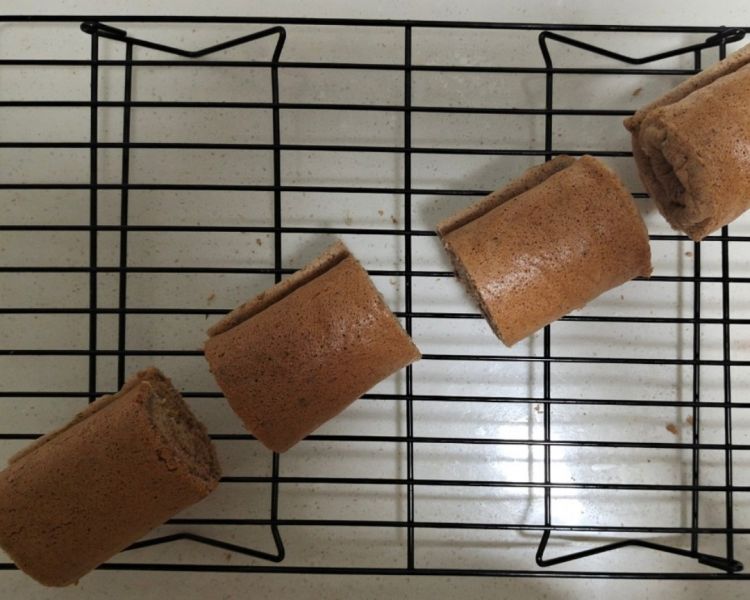 第7步([低碳生酮]魔芋粉蛋糕卷的做法)