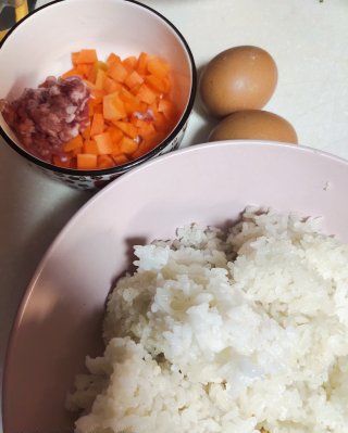 第1步(胡萝卜鸡蛋炒饭的做法)