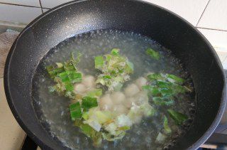 第7步(菠菜丸子粉丝汤的做法)