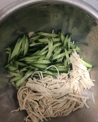 第2步(凉拌黄瓜豆腐丝的做法)