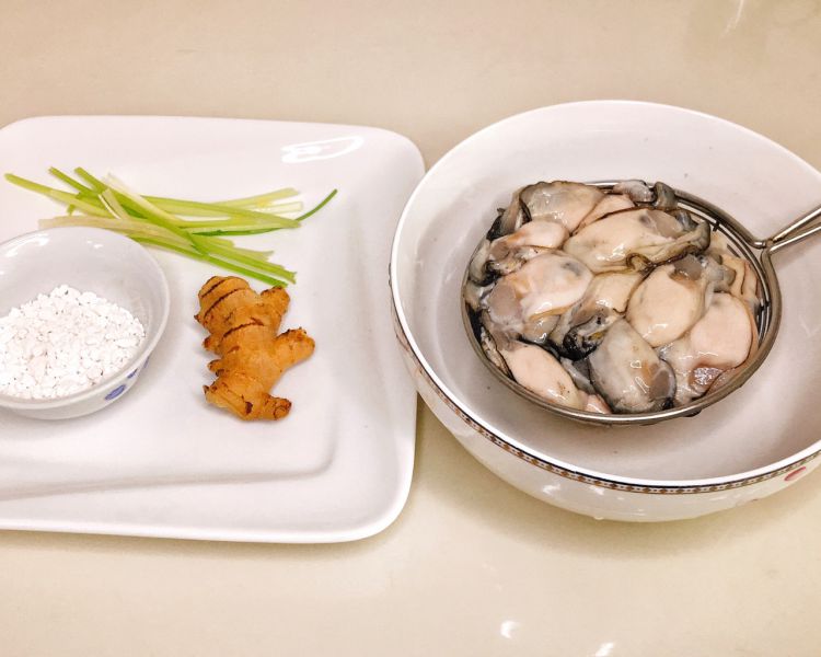 第2步(滋补强身美容养颜的鲜美海蛎汤的做法)