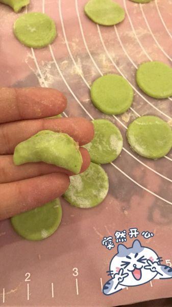 第5步(宝宝爱吃的彩色小饺子的做法)