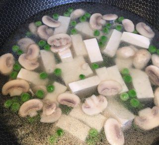 第3步(青豆蘑菇豆腐汤的做法)