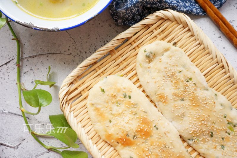 第11步(草鞋底葱油酥烧饼的做法)